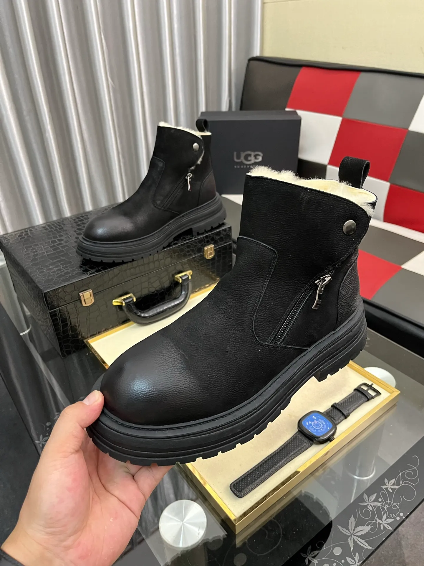 Ex-factory price: 680⌚️⌚️Thick wool imported from Australia Brand: UGG genuine purchasing agent Size: 39-44 (45 customized) Grade: Official website 1:1 Material: First layer of genuine leather waterproof and antifreeze upper Real wool lining Original non-slip and wear-resistant outsole Style category: Men's casual shoes Trendy style Comfortable on the feet Color: Official website color synchronization
